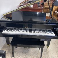 Alt text: Sleek Kawai grand piano with a polished ebony finish and standard 88-key keyboard, ideal for any pianist.